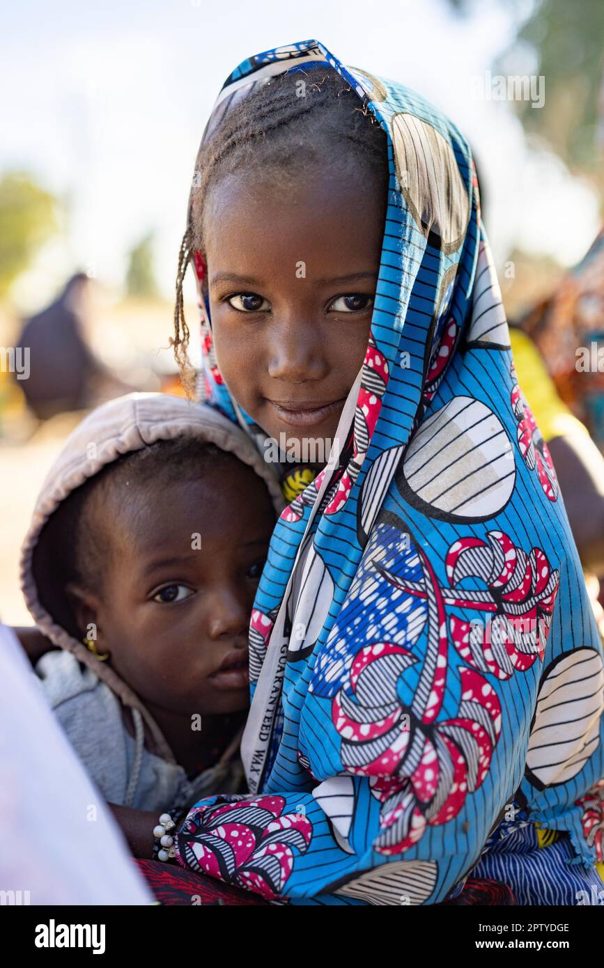 Fille dans la région de Ségou, Mali, Afrique de l'Ouest. 2022 Mali sécheresse et crise de la faim. Banque D'Images