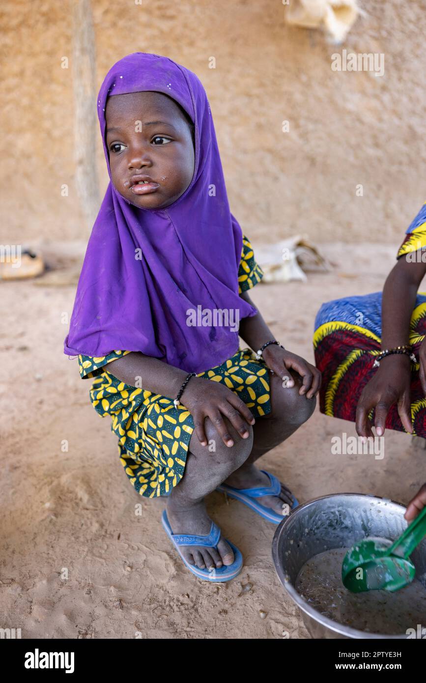 Fulani fille mangeant le porridge du matin dans la région de Segou, Mali, Afrique de l'Ouest. 2022 crise de la sécheresse et de la faim au Mali. Banque D'Images