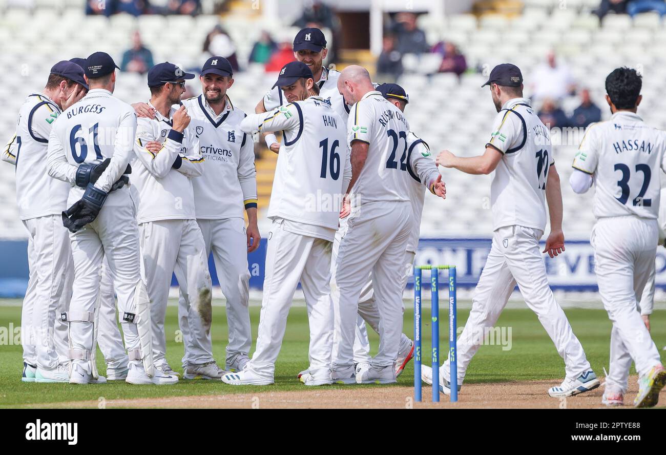 Birmingham, Royaume-Uni. 28th avril 2023. Warwickshire's Celebrate le cricket du capitaine de Surrey, Rory Burns, pris comme jambe avant le cricket du bowling de Chris Rushworth pendant le jour 2 du match de championnat du comté de LV entre Warwickshire CCC et Surrey CCC au terrain de cricket d'Edgbaston, Birmingham, Angleterre, le 28 avril 2023. Photo de Stuart Leggett. Utilisation éditoriale uniquement, licence requise pour une utilisation commerciale. Aucune utilisation dans les Paris, les jeux ou les publications d'un seul club/ligue/joueur. Crédit : UK Sports pics Ltd/Alay Live News Banque D'Images