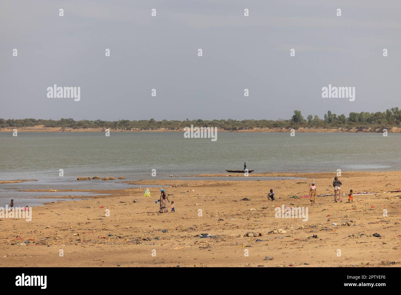 Écoulement d&amp;#39;eau appauvri dans le fleuve Niger à Tamani dans la région ...