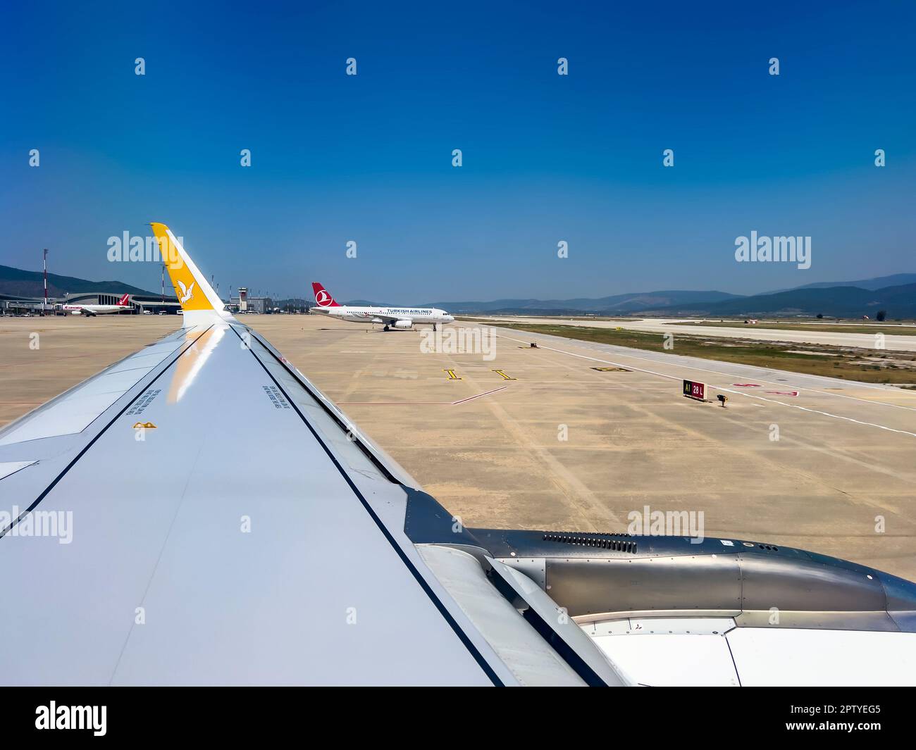 Istanbul, Turquie, 07.21.2022 ; vue sur les avions Turkish Airlines de l'avion de Pegasus Airlines au terrain de l'aéroport Sabiha Gokcen. Transport de voyage Banque D'Images