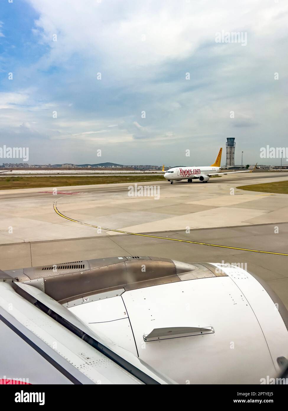 Istanbul, Turquie, 07.23.2022 ; les avions des compagnies aériennes Pegasus sont en train de rouler sur le terrain de l'aéroport Sabiha Gokcen. Vue depuis le cockpit, vue en grand angle Banque D'Images Istanbul, Turquie, 07.23.2022 ; les avions des compagnies aériennes Pegasus sont en train de rouler sur le terrain de l'aéroport Sabiha Gokcen. Vue depuis le cockpit, vue en grand angle Banque D'Images