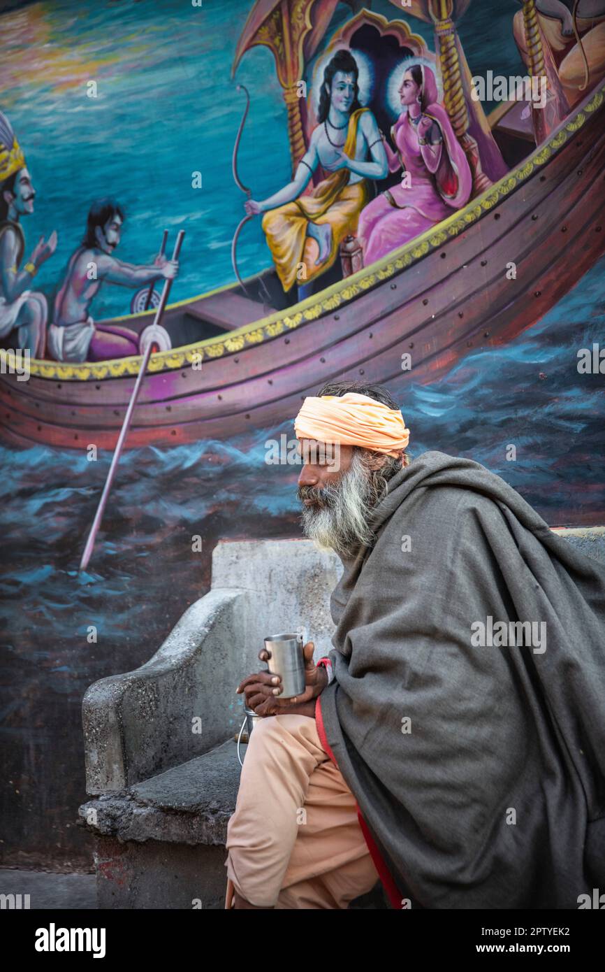 Inde, Uttarakhand, Rishikesh, Sadhu, Saint-homme, devant la murale. Banque D'Images