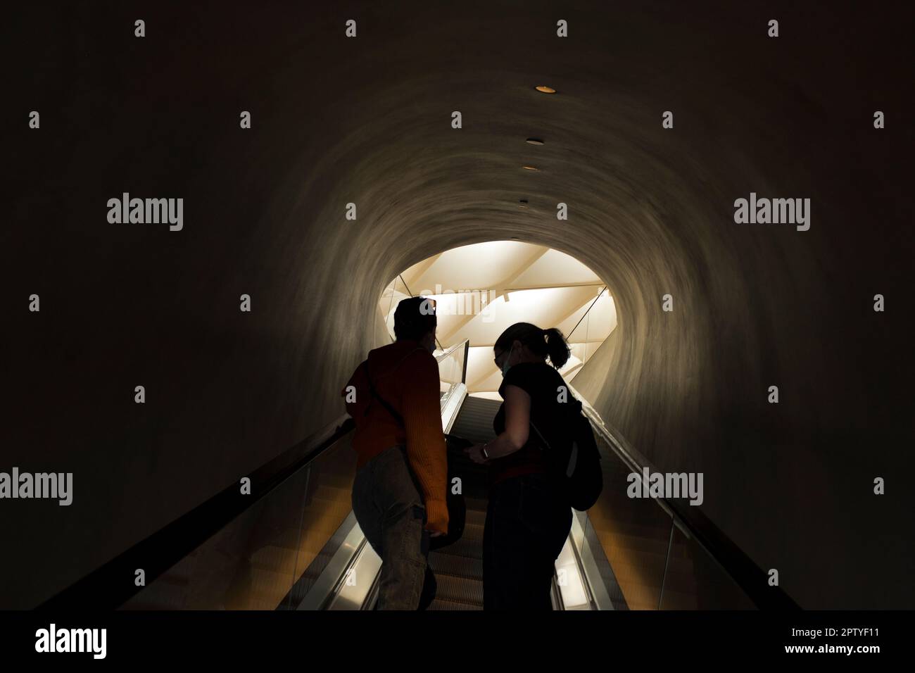 Silhouette de deux femmes adultes qui remontant l'escalator Banque D'Images Silhouette de deux femmes adultes qui remontant l'escalator Banque D'Images