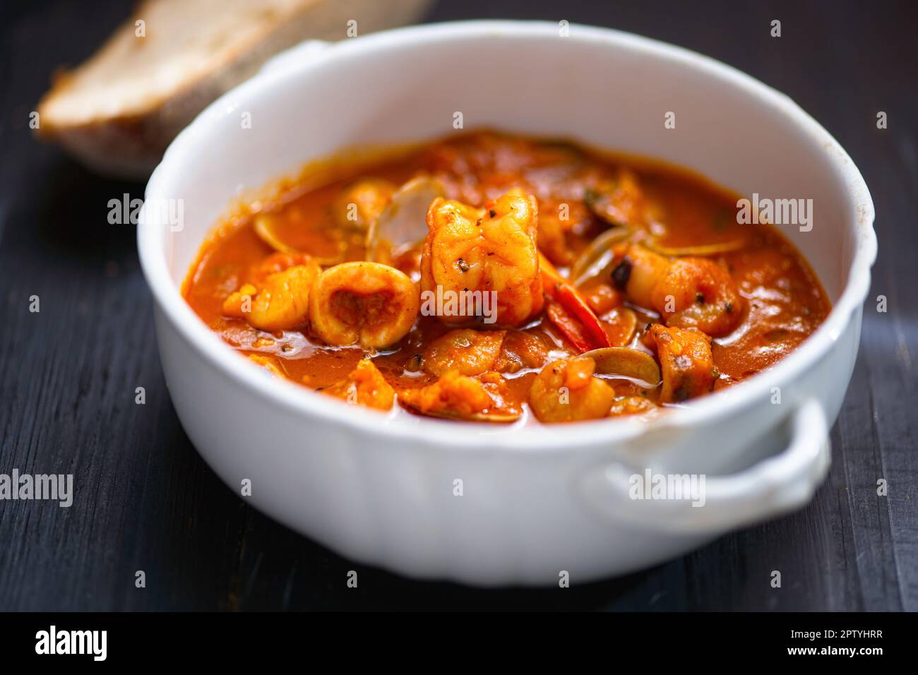 soupe de fruits de mer italienne rustique à la sauce tomate garlicky Banque D'Images