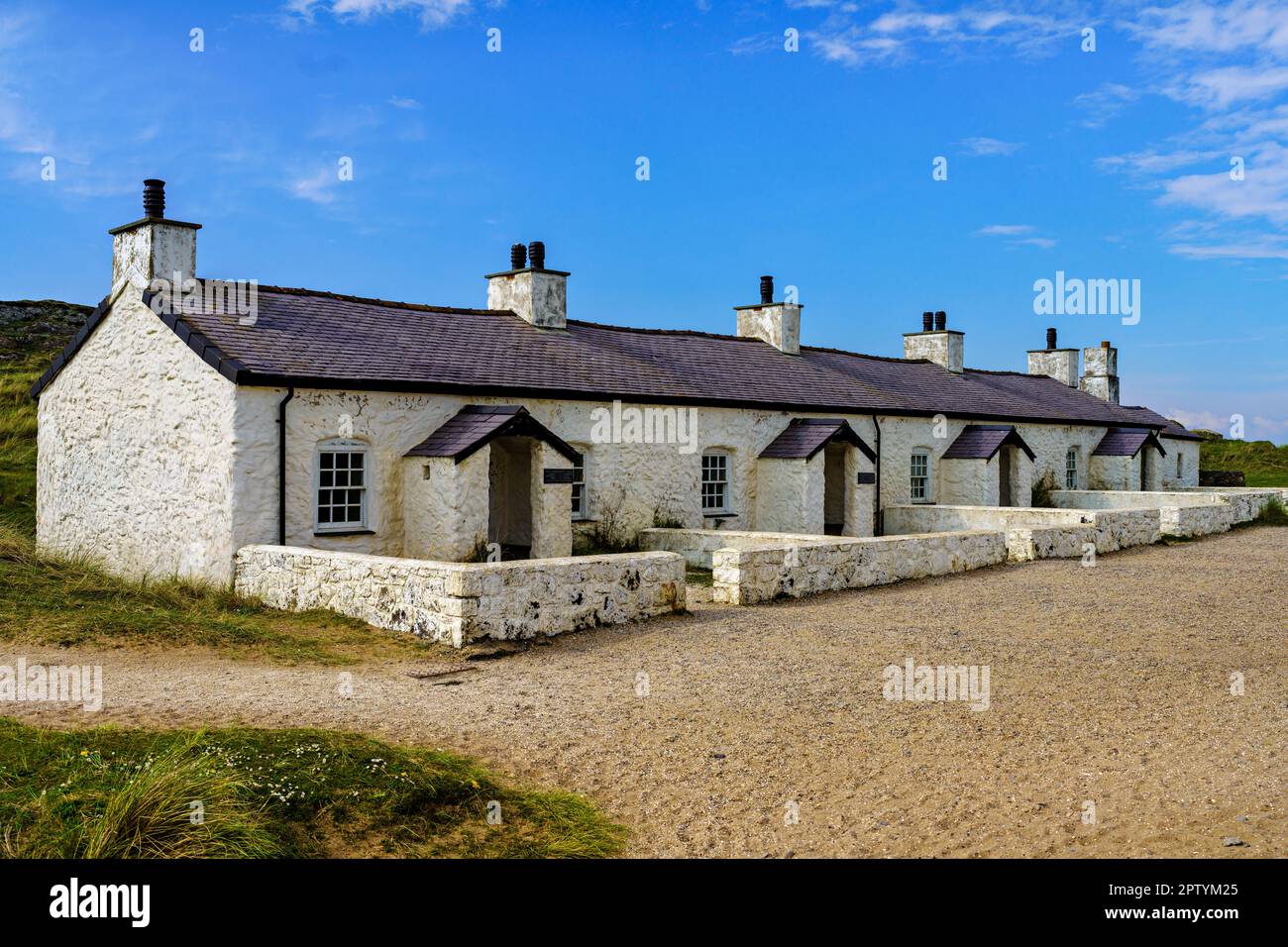 Les Pilots Cottages, sur l'île de Llanddwyn au nord du pays de Galles, avec son histoire célèbre et ses vues pittoresques sur le détroit de Menai et la plage de Newborough, est un Banque D'Images