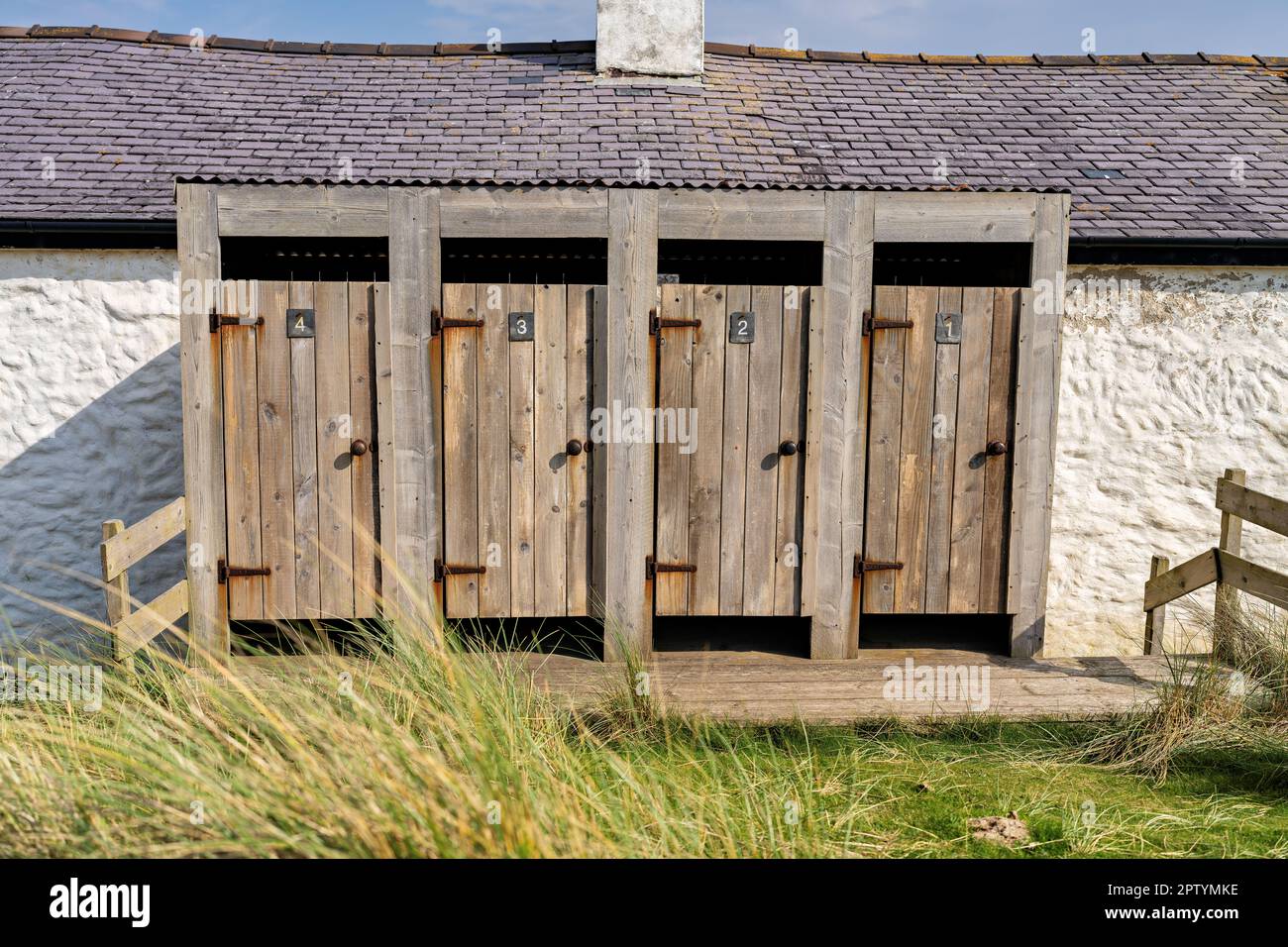 Les Pilots Cottages, sur l'île de Llanddwyn au nord du pays de Galles, avec son histoire célèbre et ses vues pittoresques sur le détroit de Menai et la plage de Newborough, est un Banque D'Images