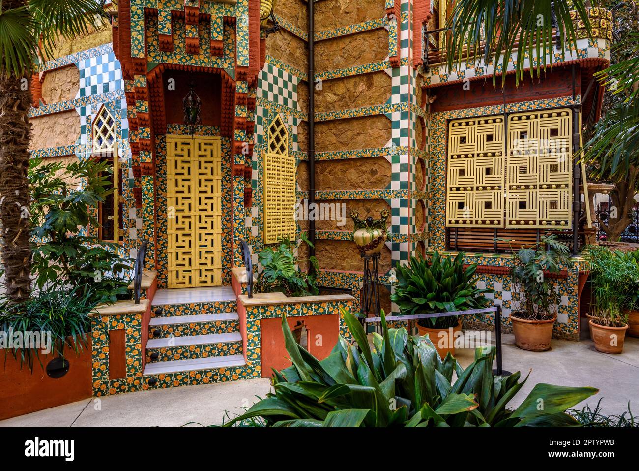 Jardin oriental de la Casa Vicens, conçu par Antoni Gaudí (Barcelone, Catalogne, Espagne) ESP : Jardín de la Casa Vicens, Barcelone, Catalogne Banque D'Images