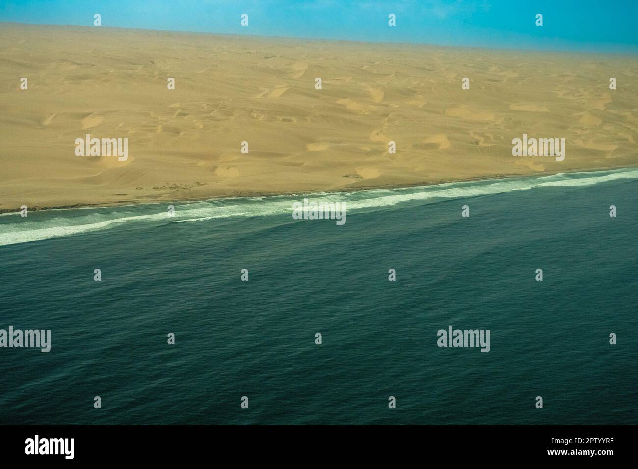 Vol de photographie aérienne au-dessus des dunes qui rencontrent l'océan Atlantique Namibie Banque D'Images