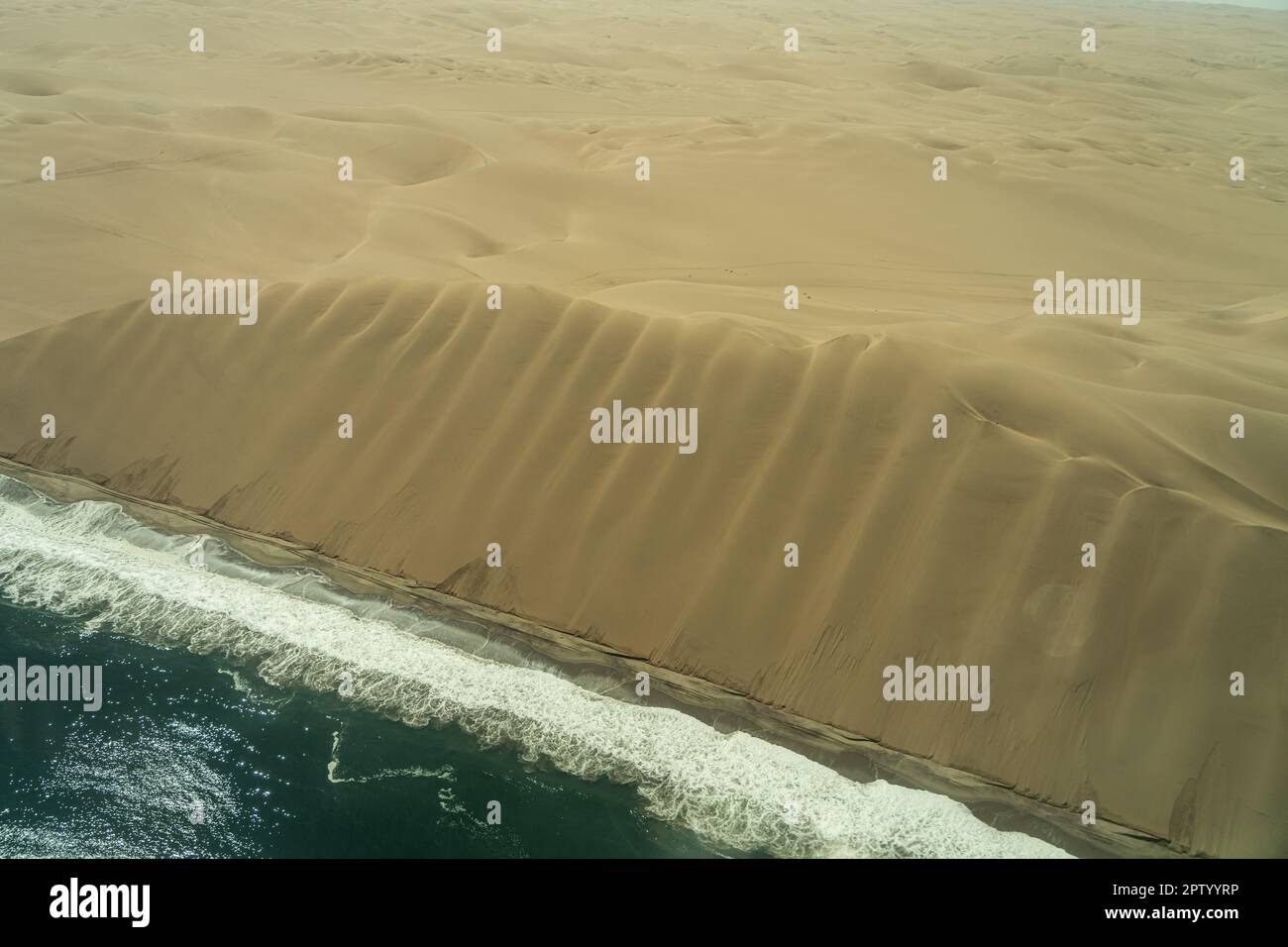 Photographie aérienne de vol au-dessus des dunes qui rencontrent l'océan Atlantique Namibie Banque D'Images