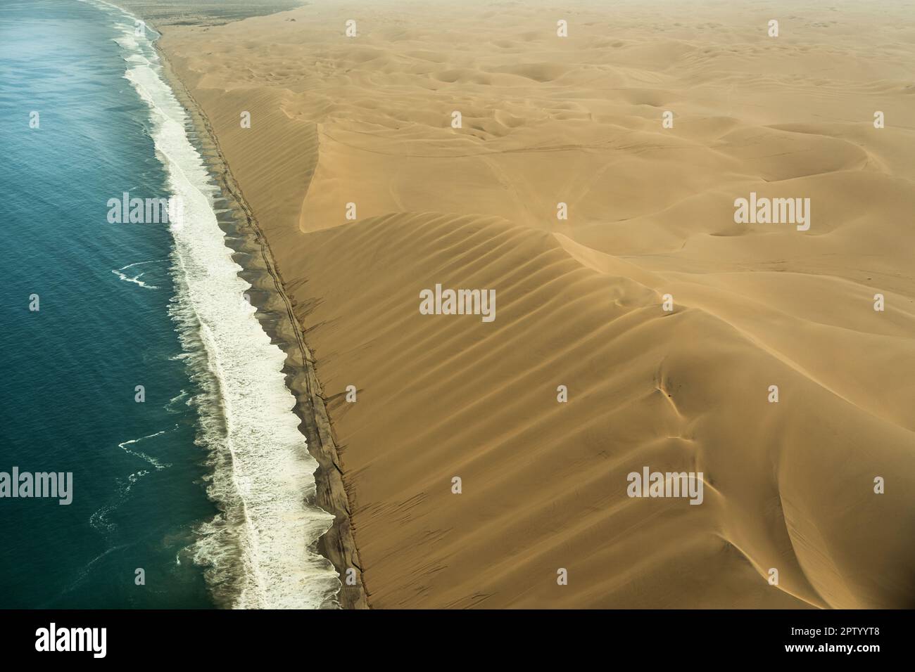 Photographie aérienne de vol au-dessus des dunes qui rencontrent l'océan Atlantique Namibie Banque D'Images