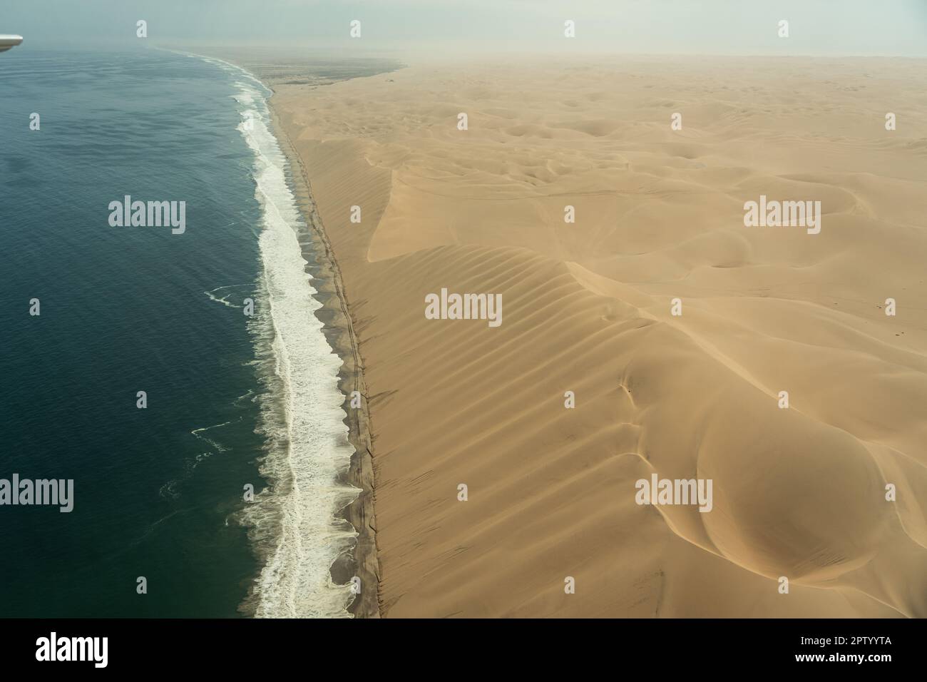 Photographie aérienne de vol au-dessus des dunes qui rencontrent l'océan Atlantique Namibie Banque D'Images