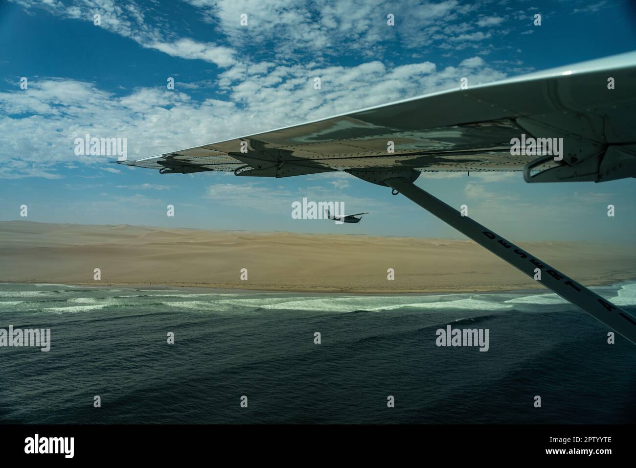 Photographie aérienne de vol au-dessus des dunes qui rencontrent l'océan Atlantique Namibie Banque D'Images