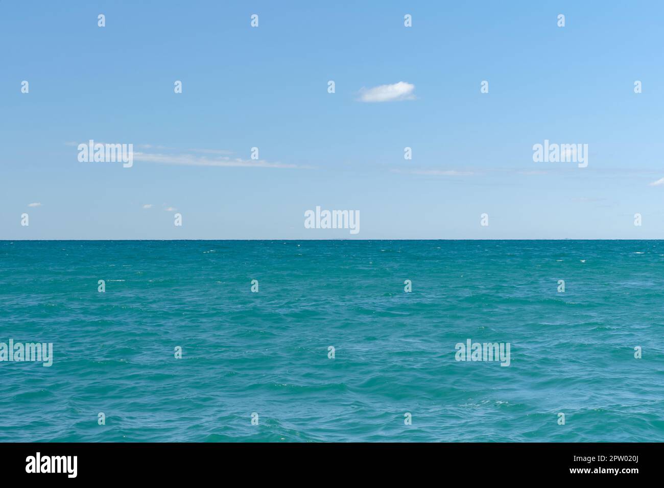 Vue sur la mer calme à midi, temps clair ensoleillé, idée pour un arrière-plan ou économiseur d'écran. Banque D'Images