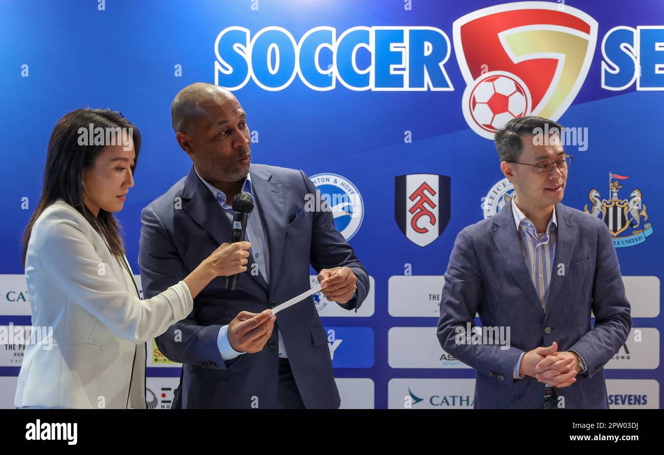 Les Ferdinand (au centre) et Joe Tan, PDG de la Hong Kong football Association (R) assistent à la conférence de presse de Soccer Sevens au club de football de Happy Valley. 26APR23 SCMP/Yik Yeung-man Banque D'Images