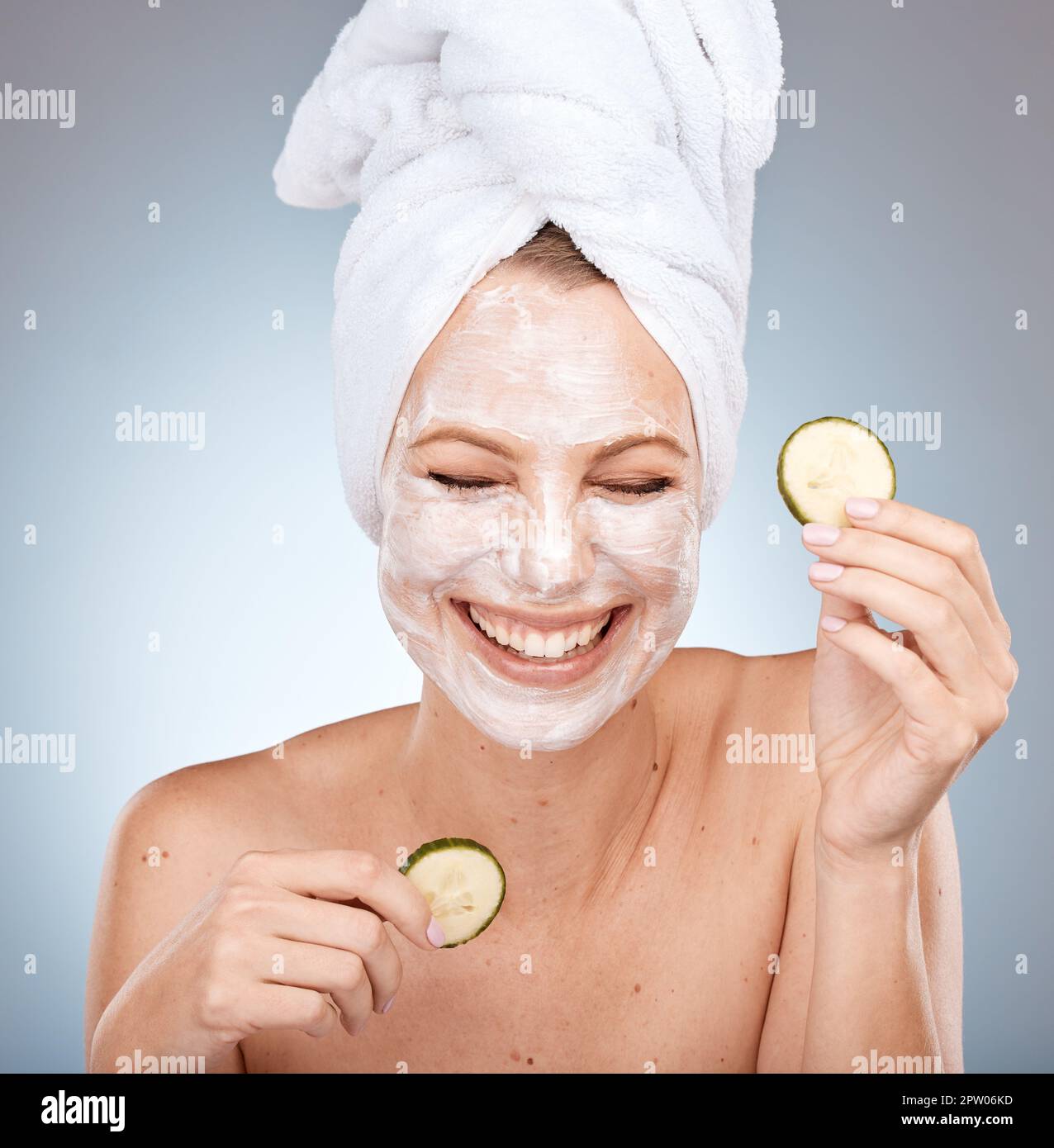 Femme riante, masque de soin de la peau et concombre sur fond de studio en  dermatologie d'acné, bien-être de santé ou routine d'auto-soin. Sourire  heureux, beaut Photo Stock - Alamy