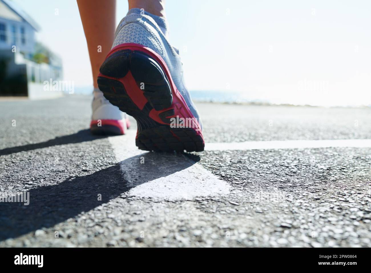 La tenue de route appropriée. chaussures de course à pied pour jeunes femmes  Photo Stock - Alamy