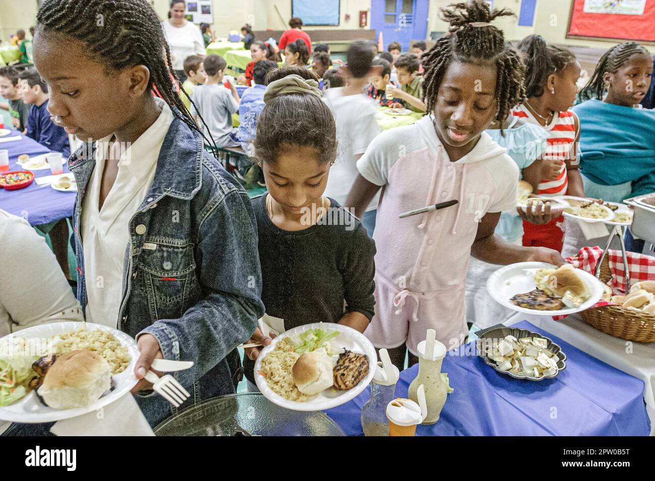 Miami Florida,Frederick Douglass Elementary School,campus,primaire,centre ville école,campus,jour avant les vacances d'été commence,pique-nique,danse,art Banque D'Images Miami Florida,Frederick Douglass Elementary School,campus,primaire,centre ville école,campus,jour avant les vacances d'été commence,pique-nique,danse,art Banque D'Images