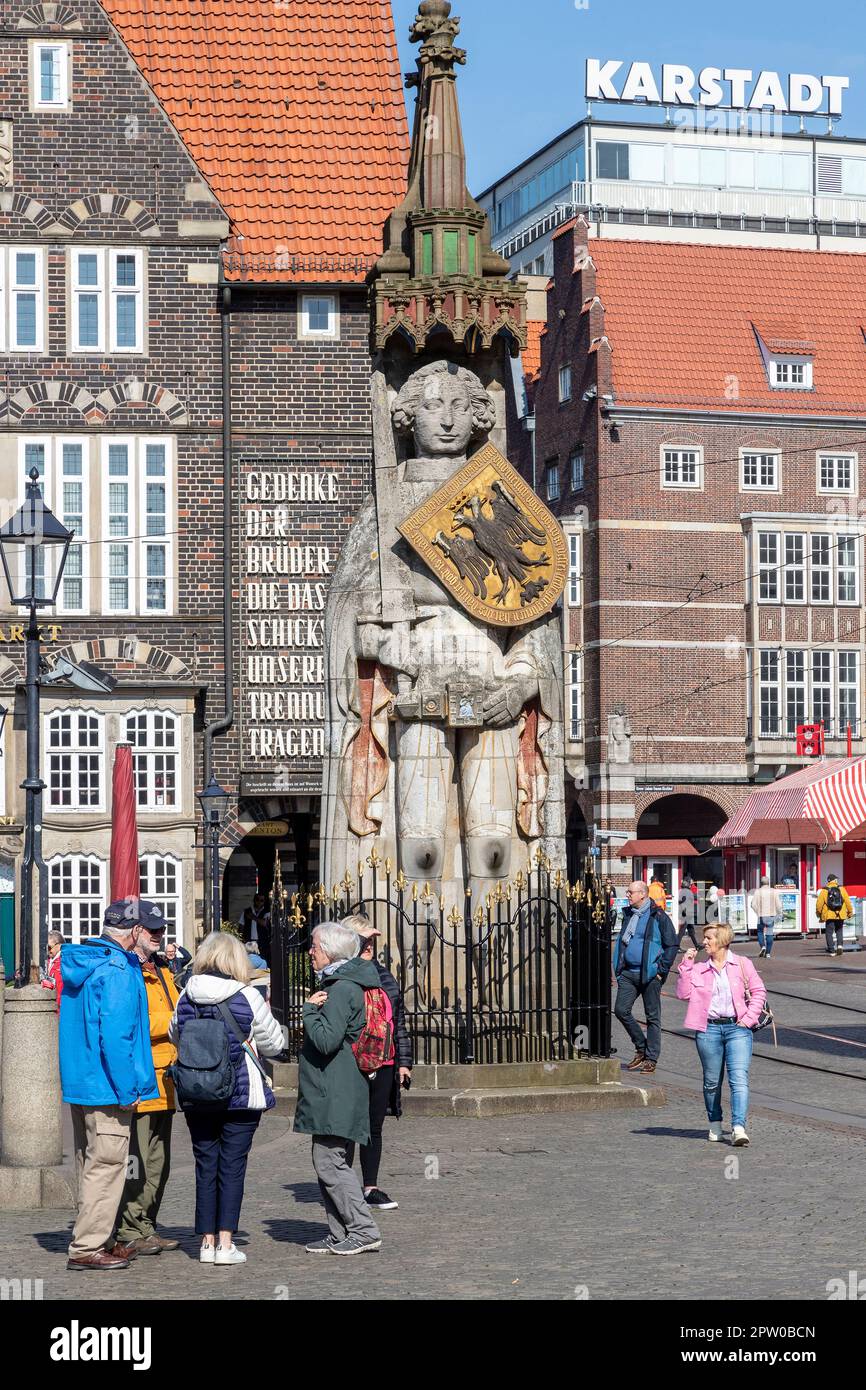 Figure de pierre géante symbolisant la liberté de commerce sur la place du marché dans le vieux centre de Brême, en Allemagne. Banque D'Images