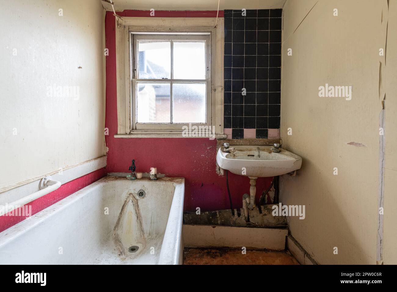 Intérieur photo d'une salle de bains dans une maison victorienne non modernisée dans le sud de Londres. Banque D'Images