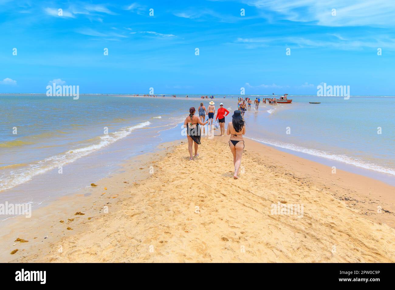 Santa Cruz Cabralia, BA, Brésil - 05 janvier 2023: Le chemin de sable dans la mer de Coroa Vermelha plage. Un chemin de sable entre les récifs et la plage. Banque D'Images