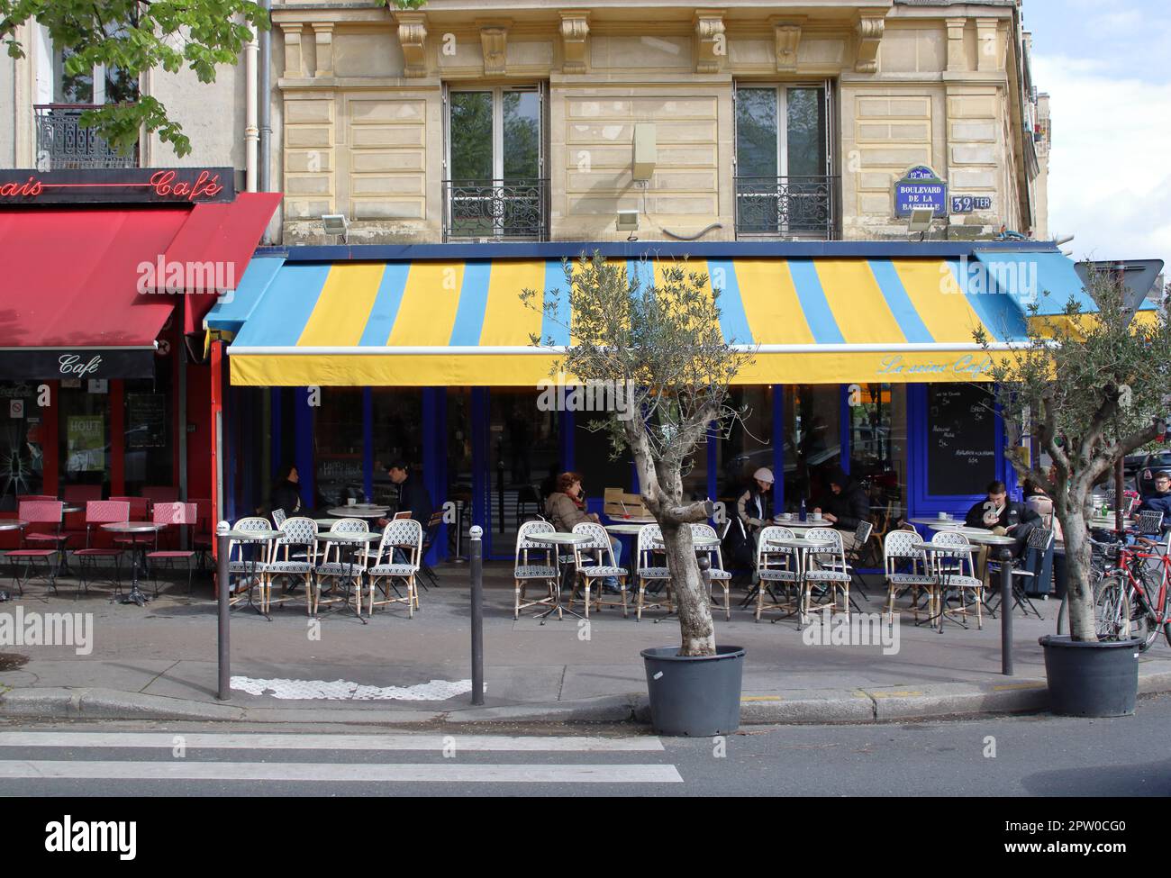 Vue d'angle d'un restaurant-bar typiquement parisien situé sur le boulevard de la Bastille dans le 12th arrondissement de Paris France Banque D'Images