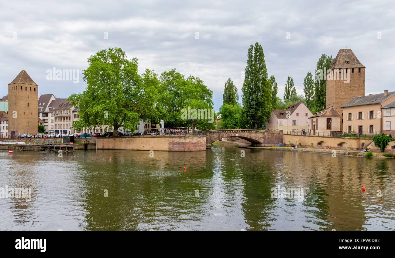 Paysage au bord de l'eau autour des ponts-Couverts à Strasbourg, une ville de la région Alsace en France Banque D'Images