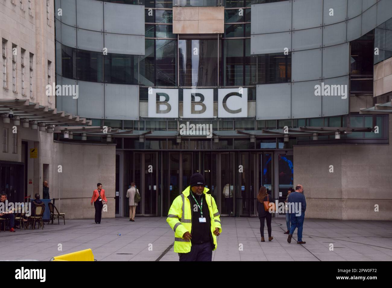 Londres, Royaume-Uni. 28th avril 2023. Vue générale de Broadcasting House, le siège de la BBC dans le centre de Londres. Le président de la BBC, Richard Sharp, a démissionné après qu'il ait émergé qu'il n'a pas déclaré son rôle dans un prêt de £800 000 à l'ancien Premier ministre Boris Johnson. (Photo de Vuk Valcic/SOPA Images/Sipa USA) crédit: SIPA USA/Alay Live News Banque D'Images