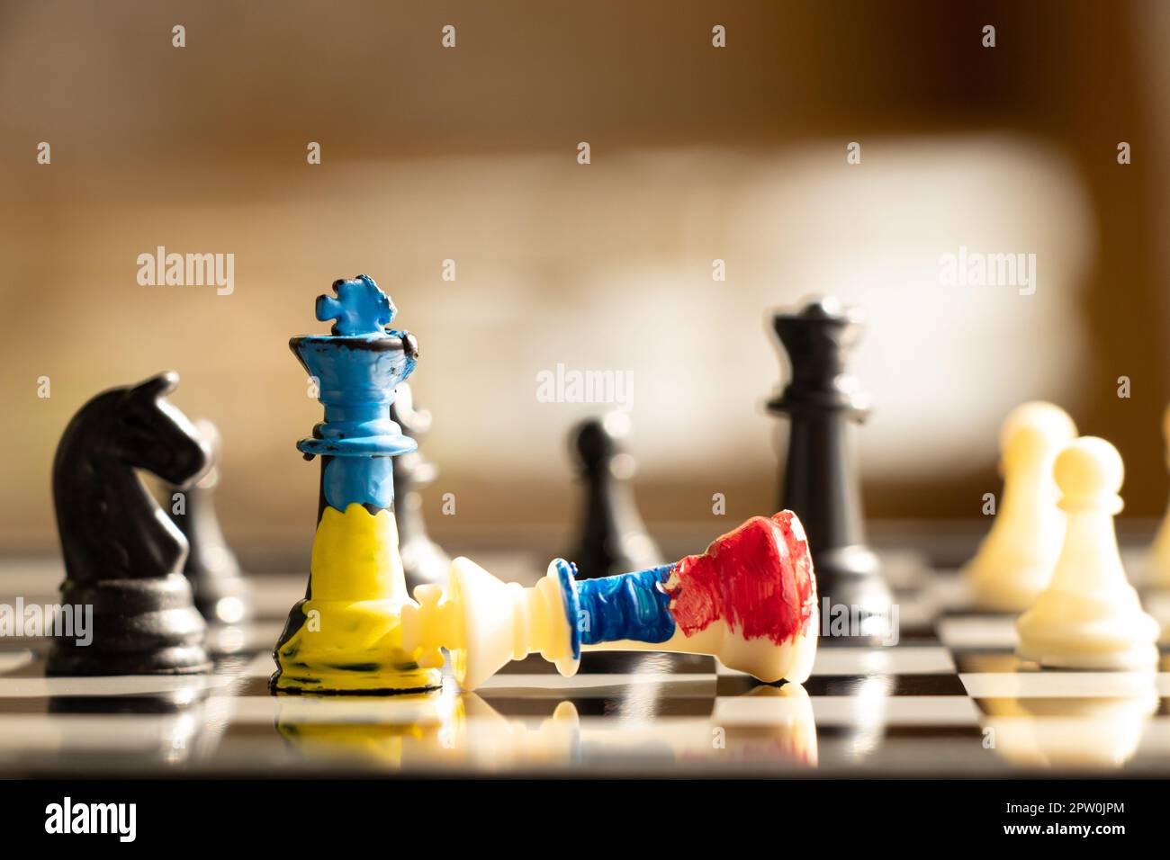 Chess rois dans les couleurs du drapeau de l'Ukraine et le drapeau de la Russie sur une table en bois au soleil sur la rue, échecs et jeux d'échecs, politique Banque D'Images