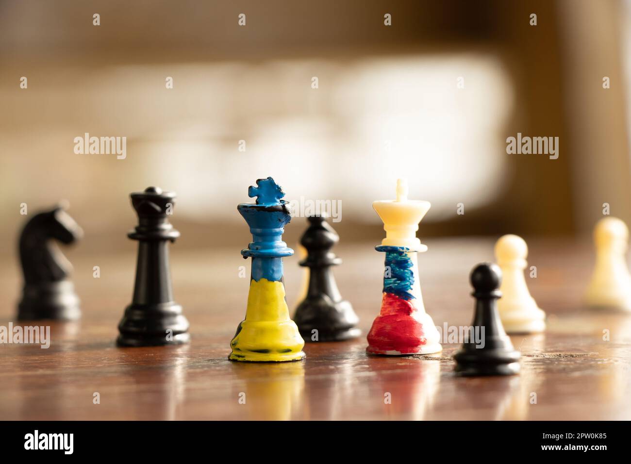 Chess rois dans les couleurs du drapeau de l'Ukraine et le drapeau de la Russie sur une table en bois au soleil sur la rue, échecs et jeux d'échecs, politique Banque D'Images
