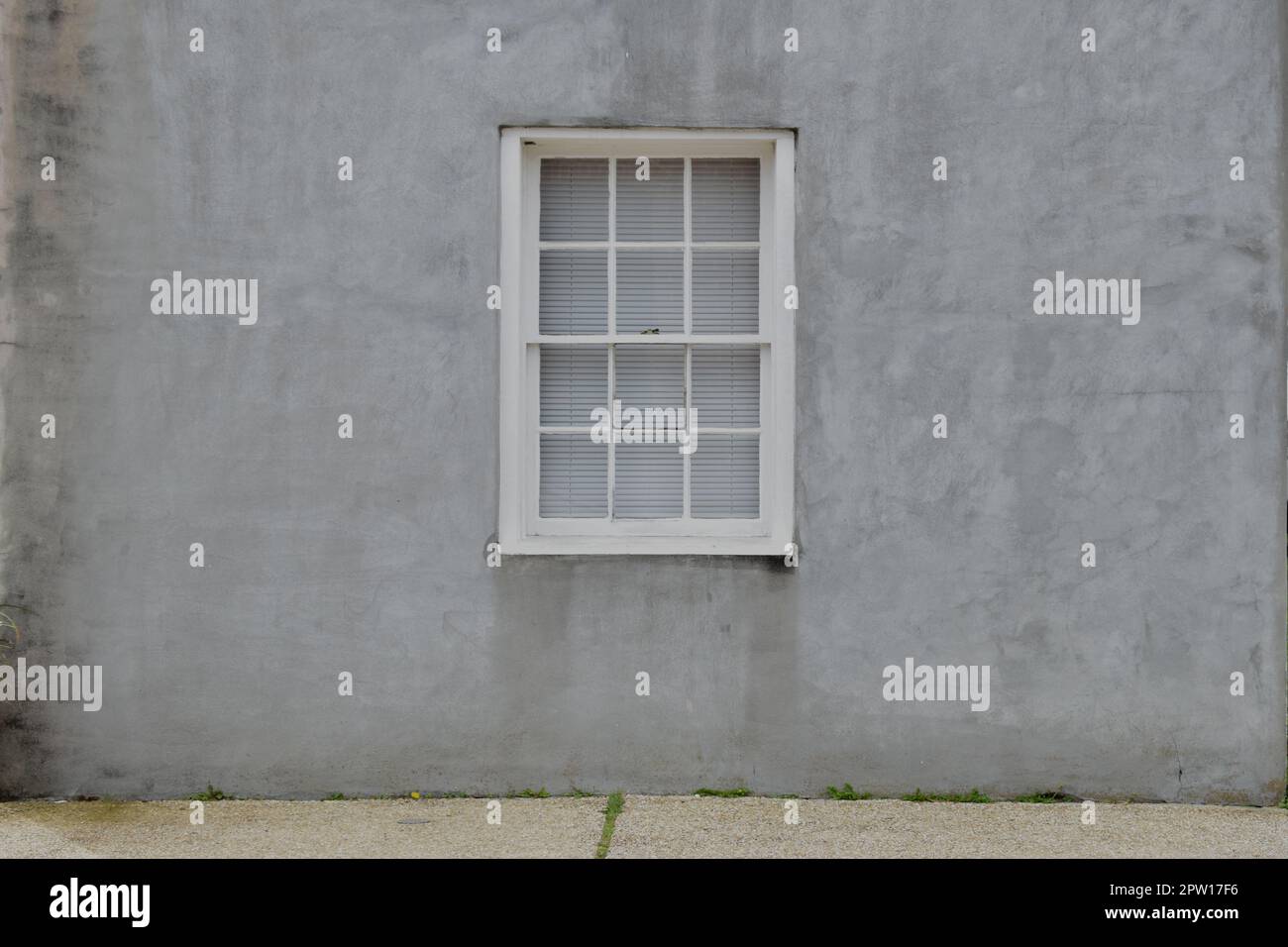 Fenêtre encadrée en bois, fond de mur en stuc gris Banque D'Images
