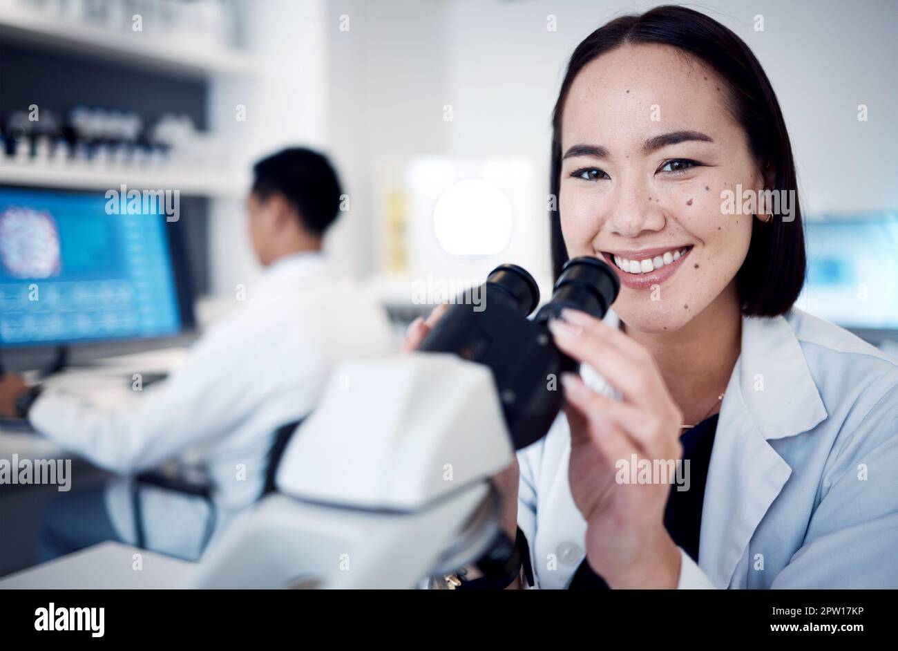 Scientifique de laboratoire, visage ou microscope en recherche médicale, étude de médecine de santé ou pharmacie médicale japonaise. Portrait, sourire ou Happy asian W Banque D'Images