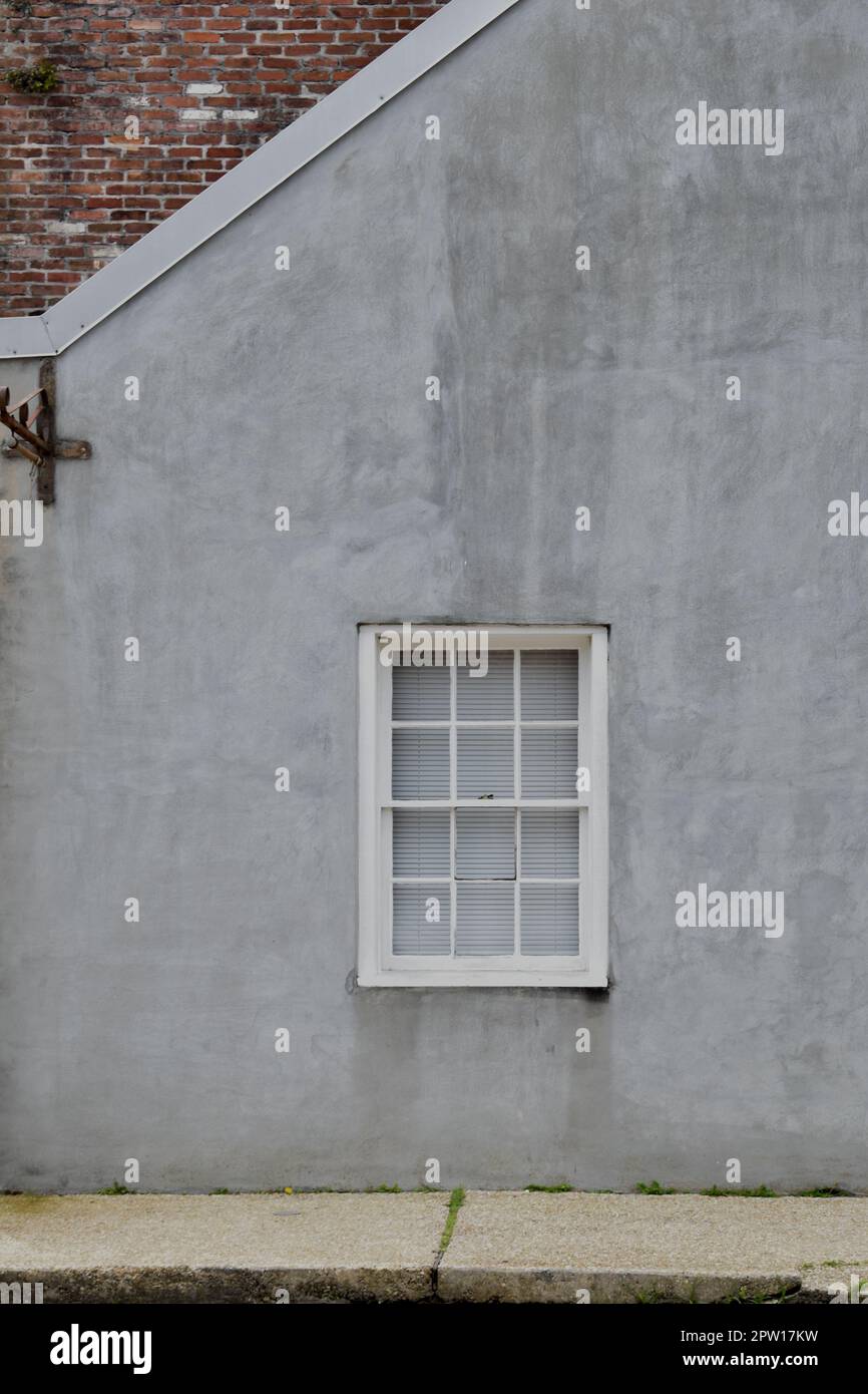 Fenêtre encadrée en bois, fond de mur en stuc gris Banque D'Images