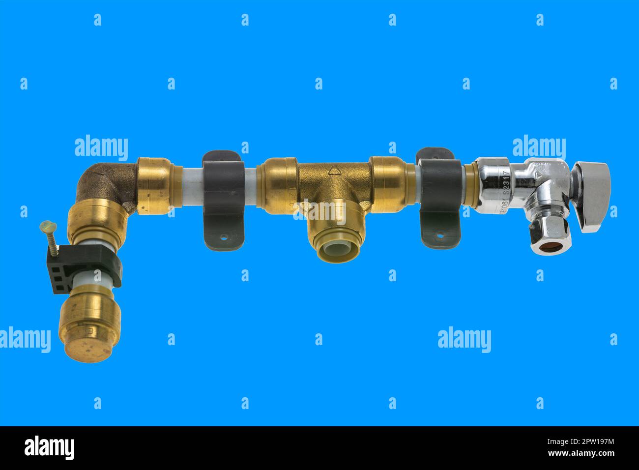 Fragment de connexion du robinet au système de plomberie isolé sur fond  bleu Photo Stock - Alamy