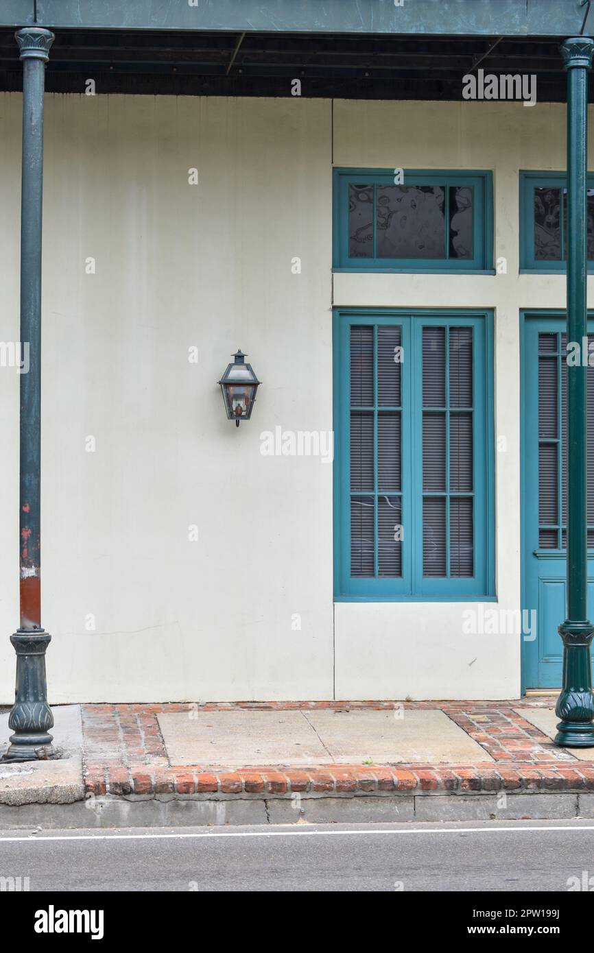 Fenêtres bleu sarcelle et trottoir de la rue Sconce Banque D'Images