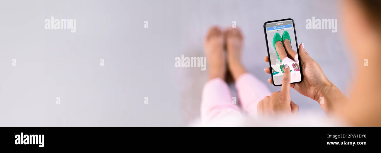Femme essayant des chaussures à talons hauts virtuelles dans la boutique ou l'application de RA de magasin Banque D'Images Femme essayant des chaussures à talons hauts virtuelles dans la boutique ou l'application de RA de magasin Banque D'Images