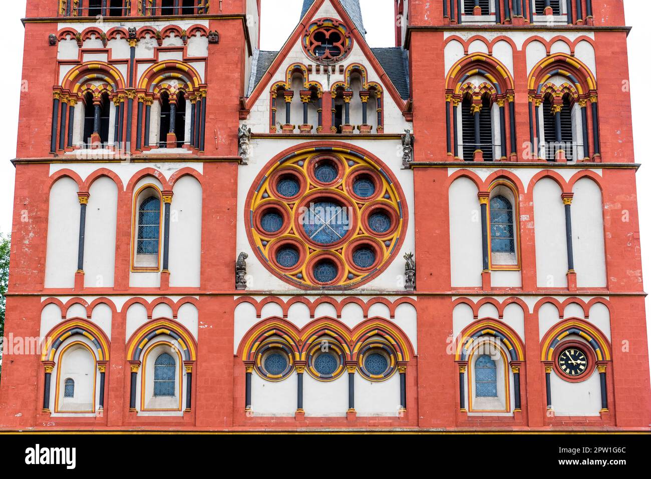 Façade extérieure rouge et blanche de la cathédrale de Limbourg avec ses deux tours principales Banque D'Images