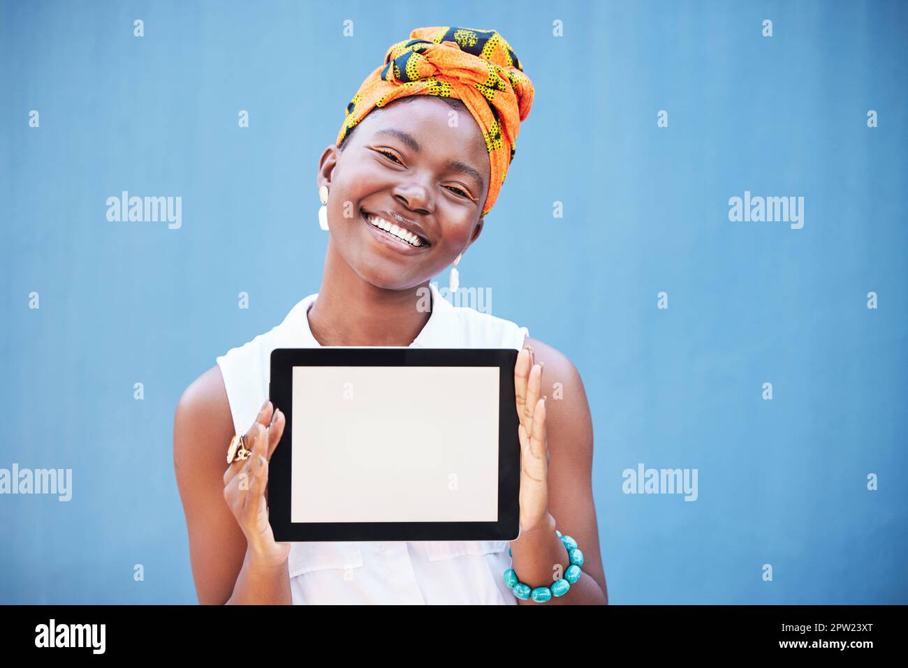 Styliste de mode tablette numerique ou espace de maquette sur fond bleu dans la marque de vetements le design de logo ou le marketing de petite entreprise. Portrait Happy sm Photo Stock