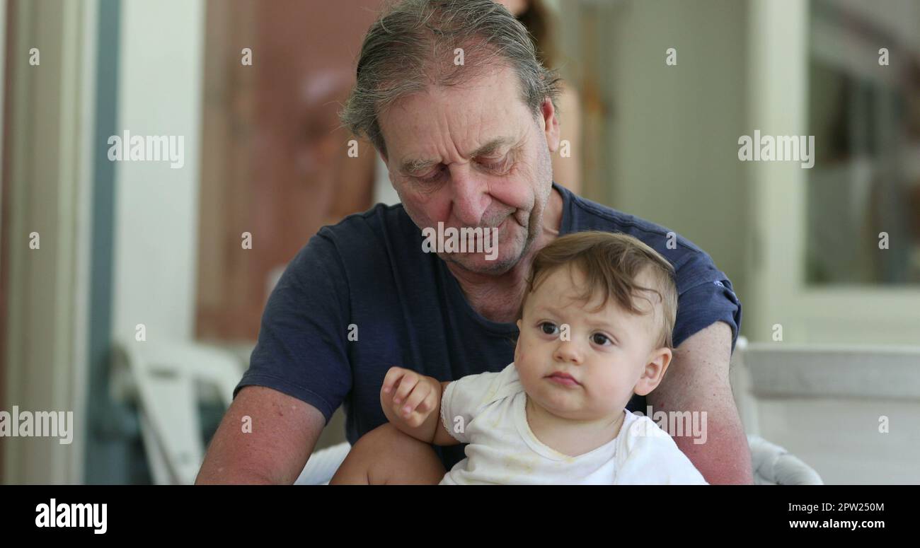 Grand-père franc avec grand-fils ensemble. Adhésion de grands-parents à un enfant de grande garde Banque D'Images