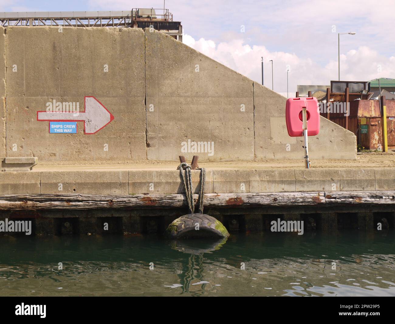 'Les équipages de cette façon' : Cemex Brighton Concrete Plant & Wharf, Halls Wharf, Portslade, vu depuis Southwick Ship Canal en mai 2019 Banque D'Images