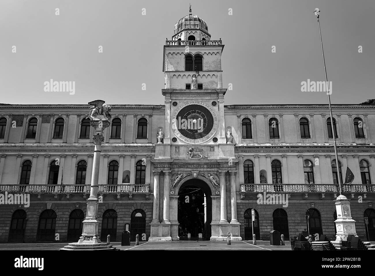Tour historique de l'horloge à Plazza dei Signori dans la ville de Padoue, Italie, monochrome Banque D'Images