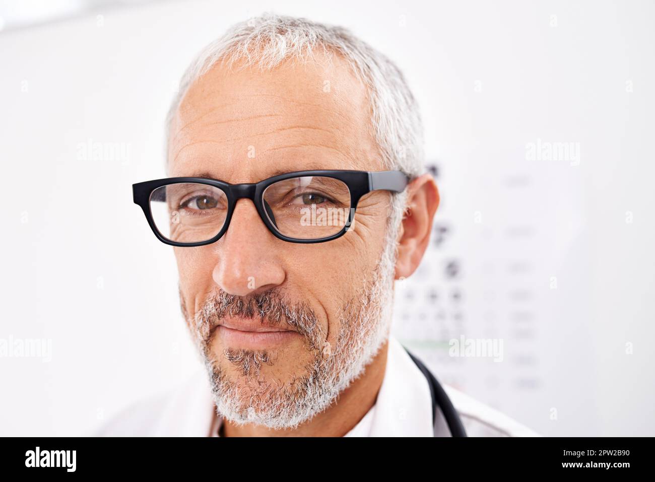 Parlez-moi de la vue. Portrait en gros plan d'un optométriste mâle mature portant des lunettes à rebord épais Banque D'Images