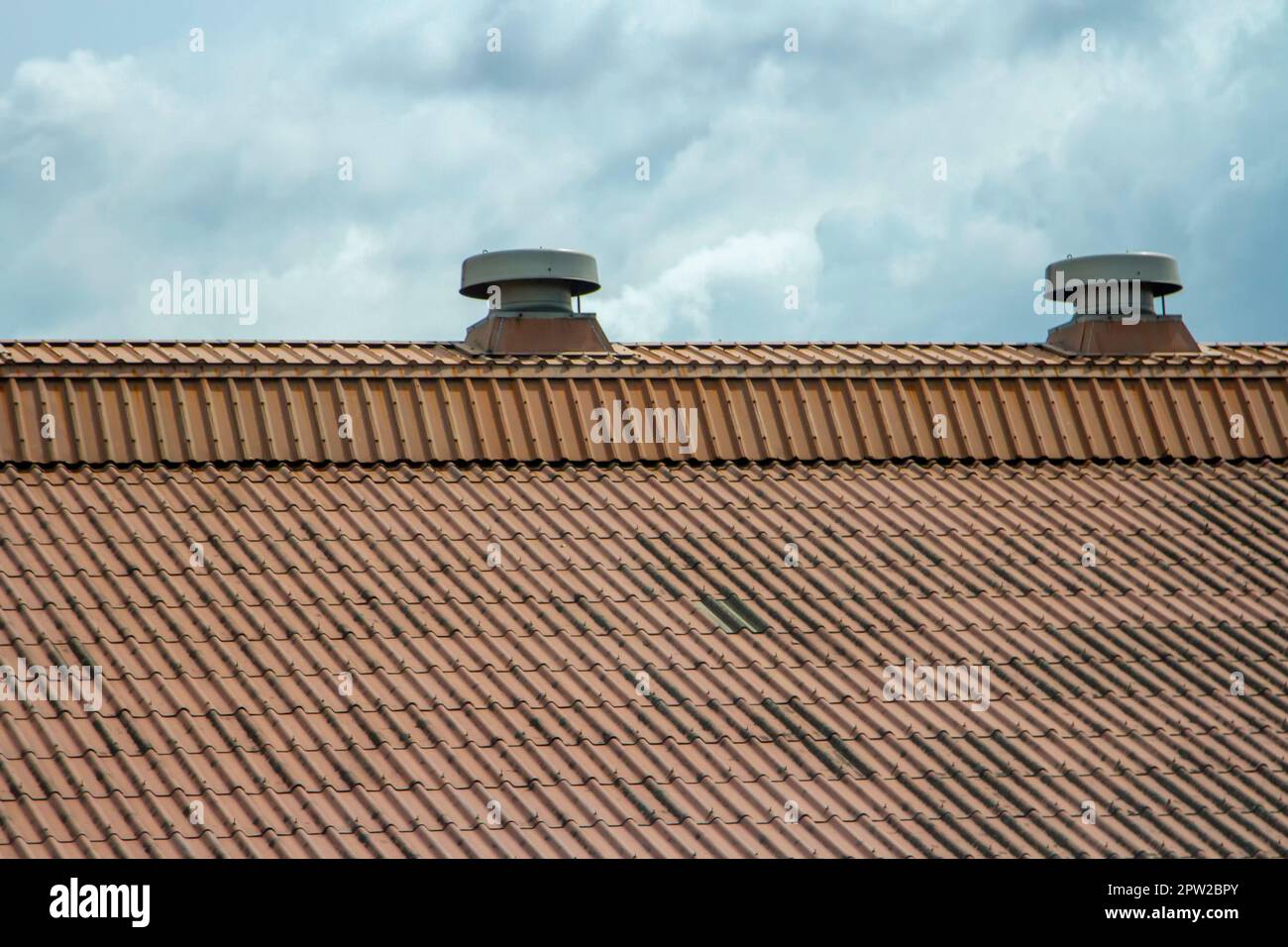 Ventilation sur l'arrière-plan de l'ancien toit orange Banque D'Images