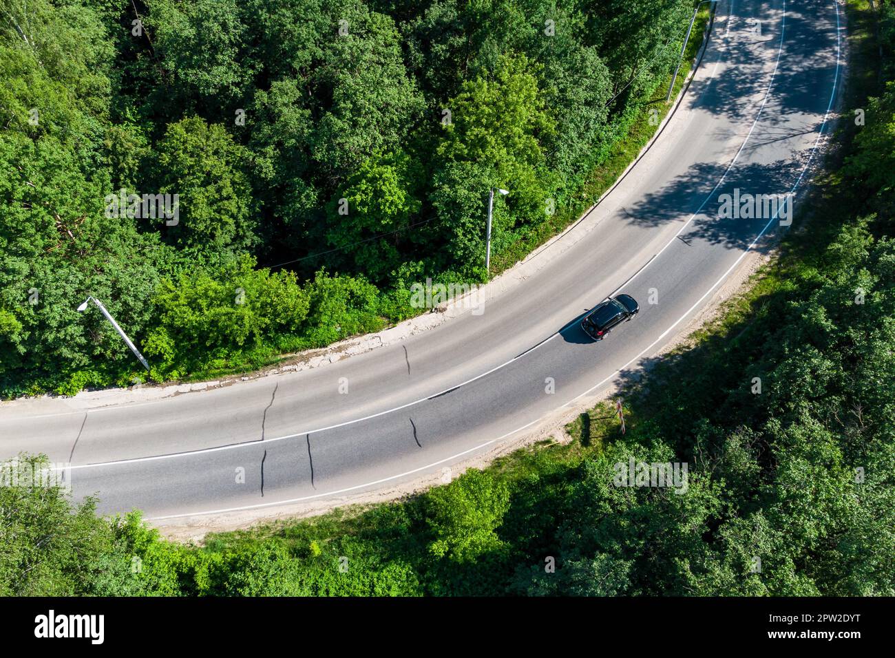 Vue de dessus de la route avec un virage serré sur lequel la voiture se déplace Banque D'Images