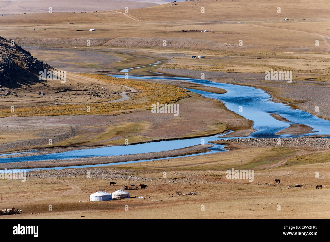 Un camp de yourtes de nomades mongoles à un virage fluvial dans la steppe de Mongolie, en Asie centrale Banque D'Images