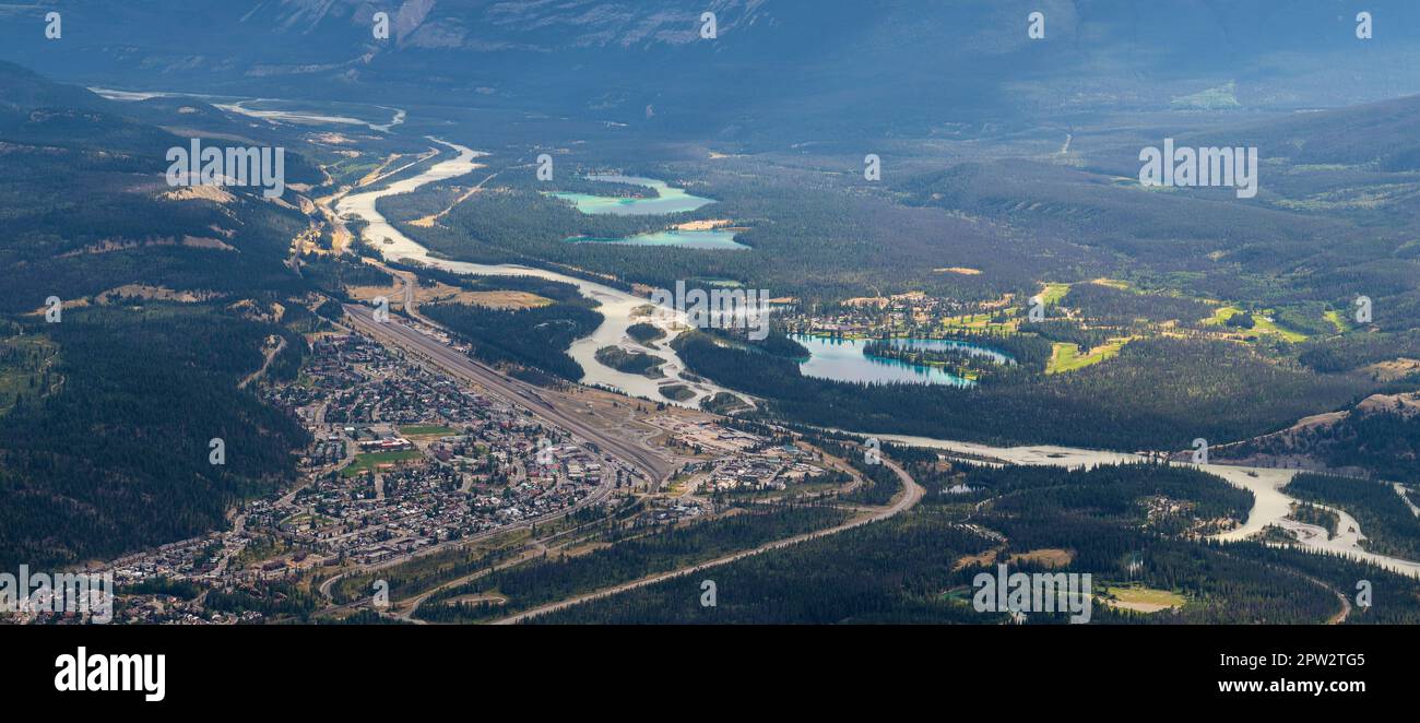 Paysage aérien de la ville de Jasper avec la rivière Athabasca et le lac Beauvert, parc national Jasper, Canada. Banque D'Images