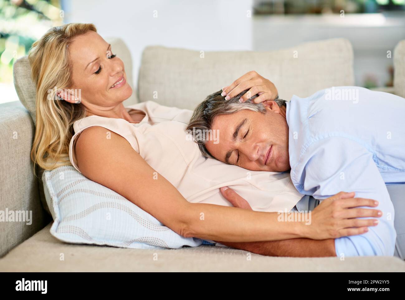 Véritable dévotion. un couple d'âge mûr partageant un moment tendre ensemble tout en se relaxant à la maison Banque D'Images