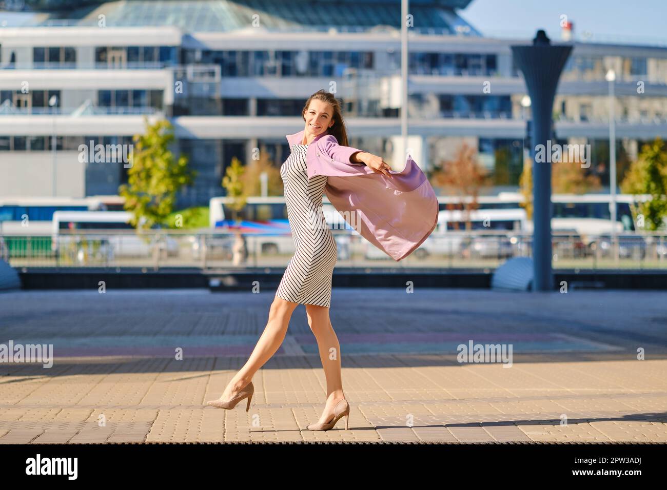 Femme tendance en robe rayée jette ouvert lilas manteau extérieur Photo  Stock - Alamy