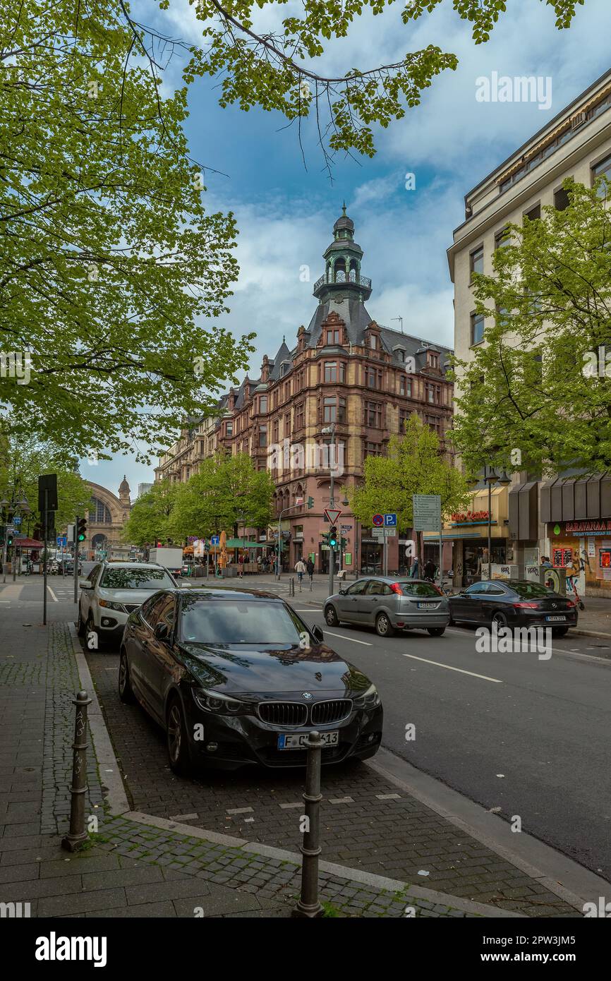 Bâtiments le long de Kaiserstrasse dans le centre-ville, Francfort, Allemagne Banque D'Images
