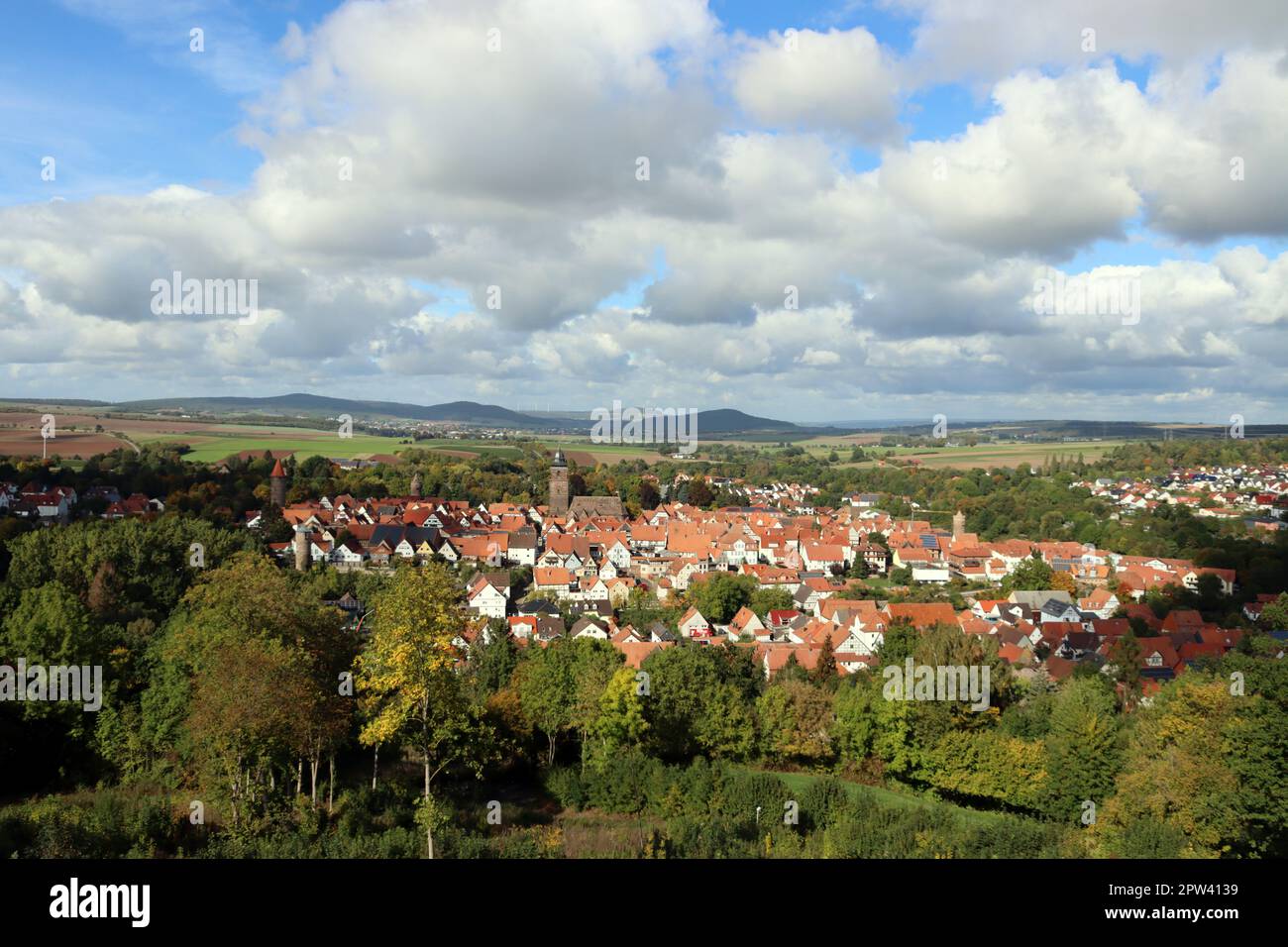 Blick vom Burgberg auf die historische Altstadt von Grebenstein mit der evangelischen Liebfrauenkirche, Deutschland, Hessen Banque D'Images